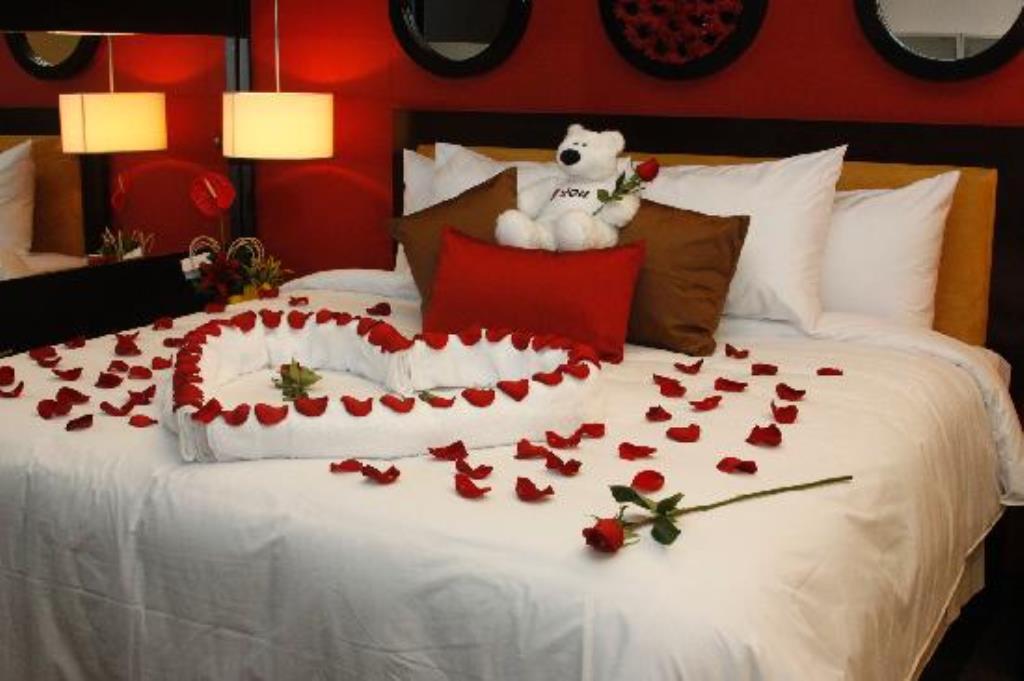للمتزوجين فقط مجموعة أفكار جديدة لتزيين غرفة النوم فى عيد الحب